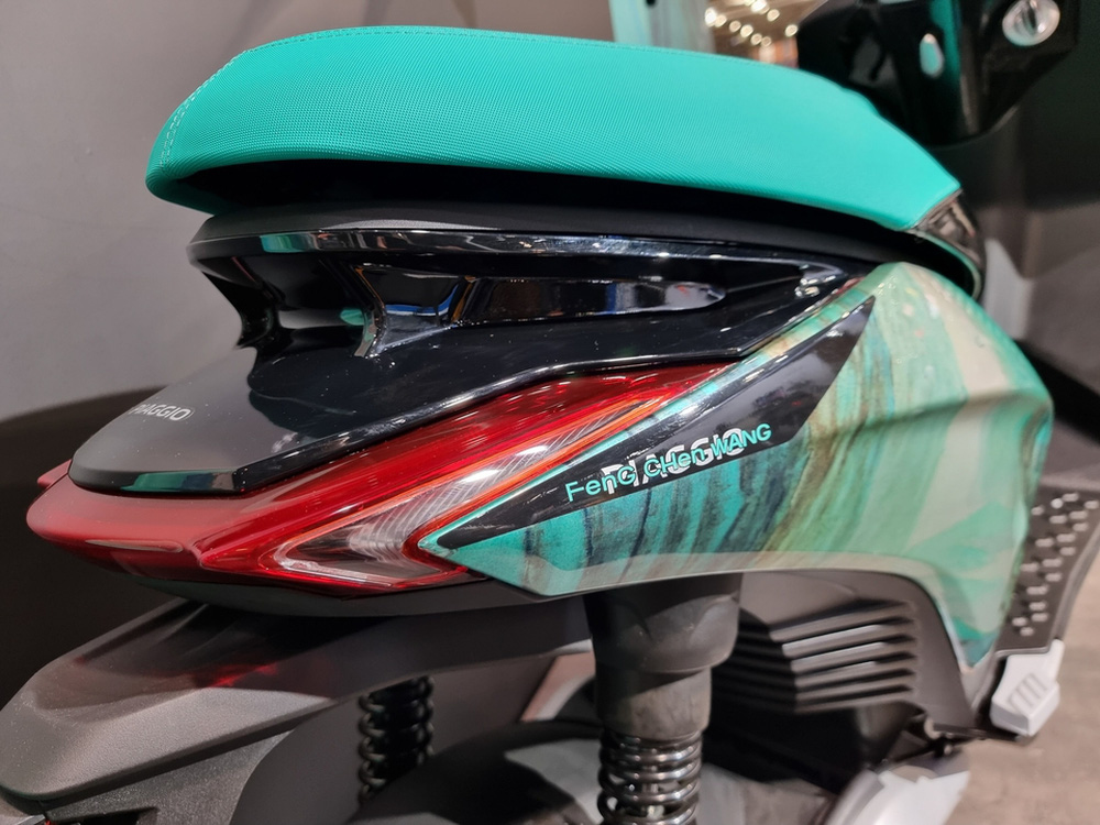 Piaggio's new electric car model launched with extremely strange colors, priced at the same price as Honda SH 125i 3
