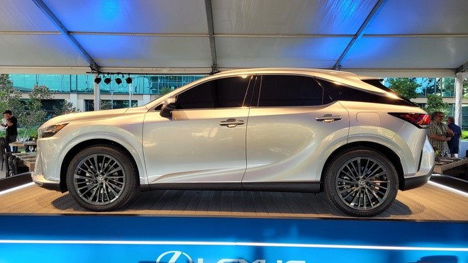 Xế sang Lexus RX 2023 lộ diện với ngoại hình 'lột xác', động cơ mạnh mẽ - Ảnh 3 Xế sang Lexus RX 2023 lộ diện với ngoại hình 'lột xác', động cơ mạnh mẽ - Ảnh 3