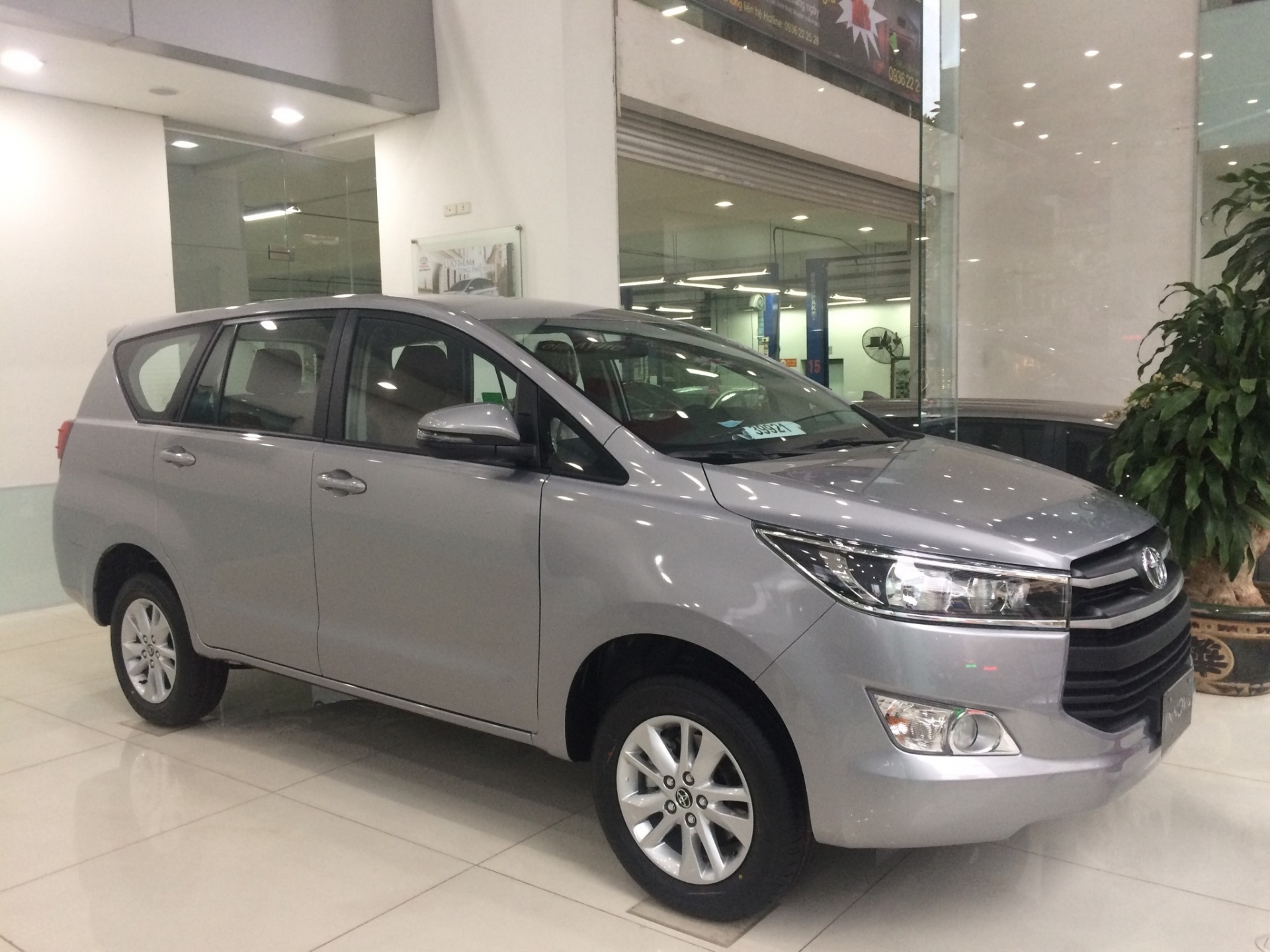 Những mẫu ô tô tốn xăng nhất tại Việt Nam: VinFast LUX SA2.0 đứng đầu - Ảnh 4