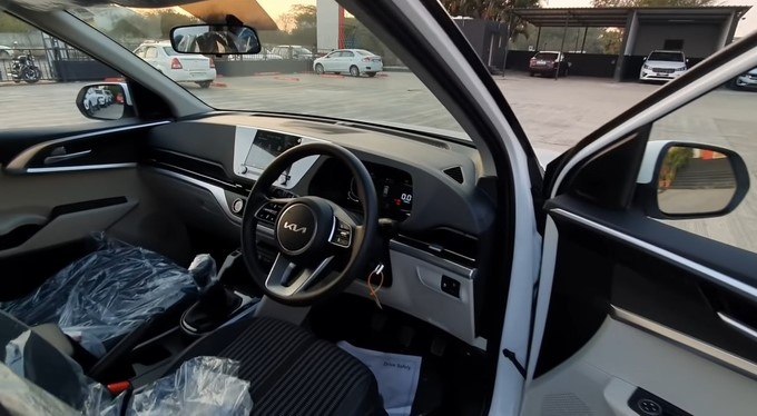 KIA Carens 2022 xuất hiện tại Việt Nam: Ngoại hình thu hút, động cơ mạnh mẽ - Ảnh 3 KIA Carens 2022 xuất hiện tại Việt Nam: Ngoại hình thu hút, động cơ mạnh mẽ - Ảnh 3