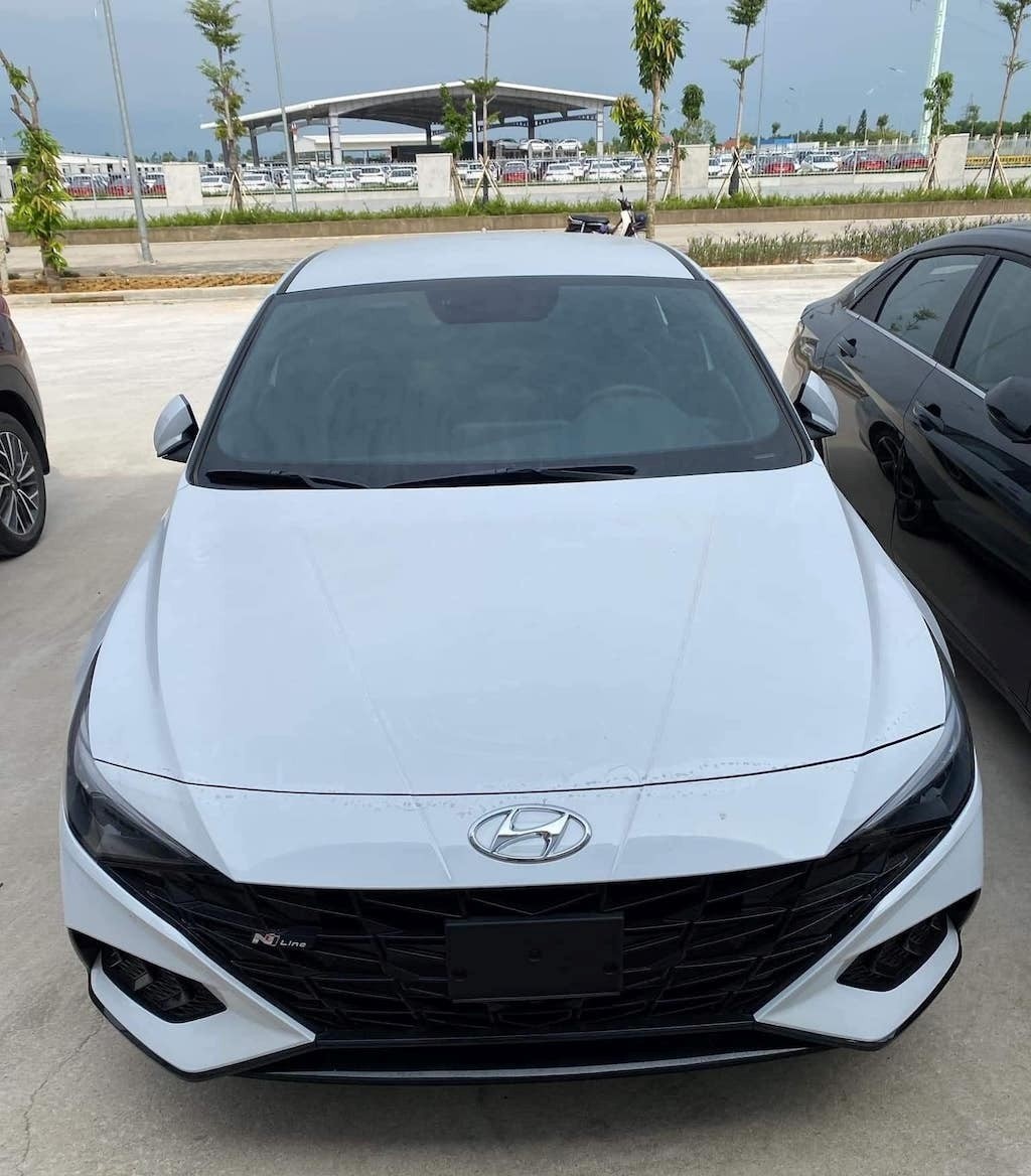 Hyundai Elantra 2022 xuất hiện tại Việt Nam, thiết kế đầy táo bạo - Ảnh 3 Hyundai Elantra 2022 xuất hiện tại Việt Nam, thiết kế đầy táo bạo - Ảnh 3