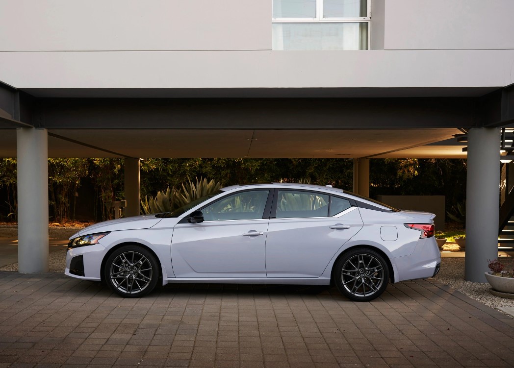 Nissan Altima 2023 chính thức công bố giá bán gây bất ngờ - Ảnh 3 Nissan Altima 2023 chính thức công bố giá bán gây bất ngờ - Ảnh 3