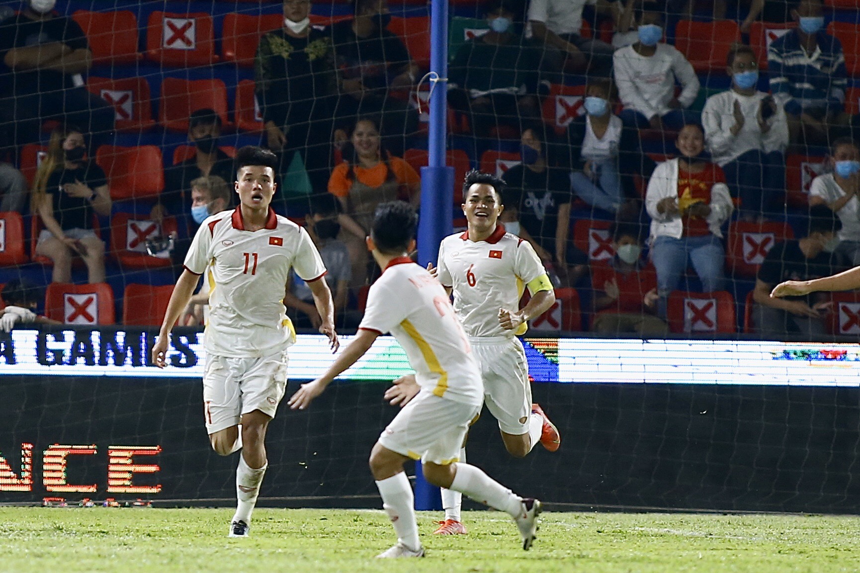 Quang Nho tỏa sáng ở trận thắng U23 Singapore 7-0
