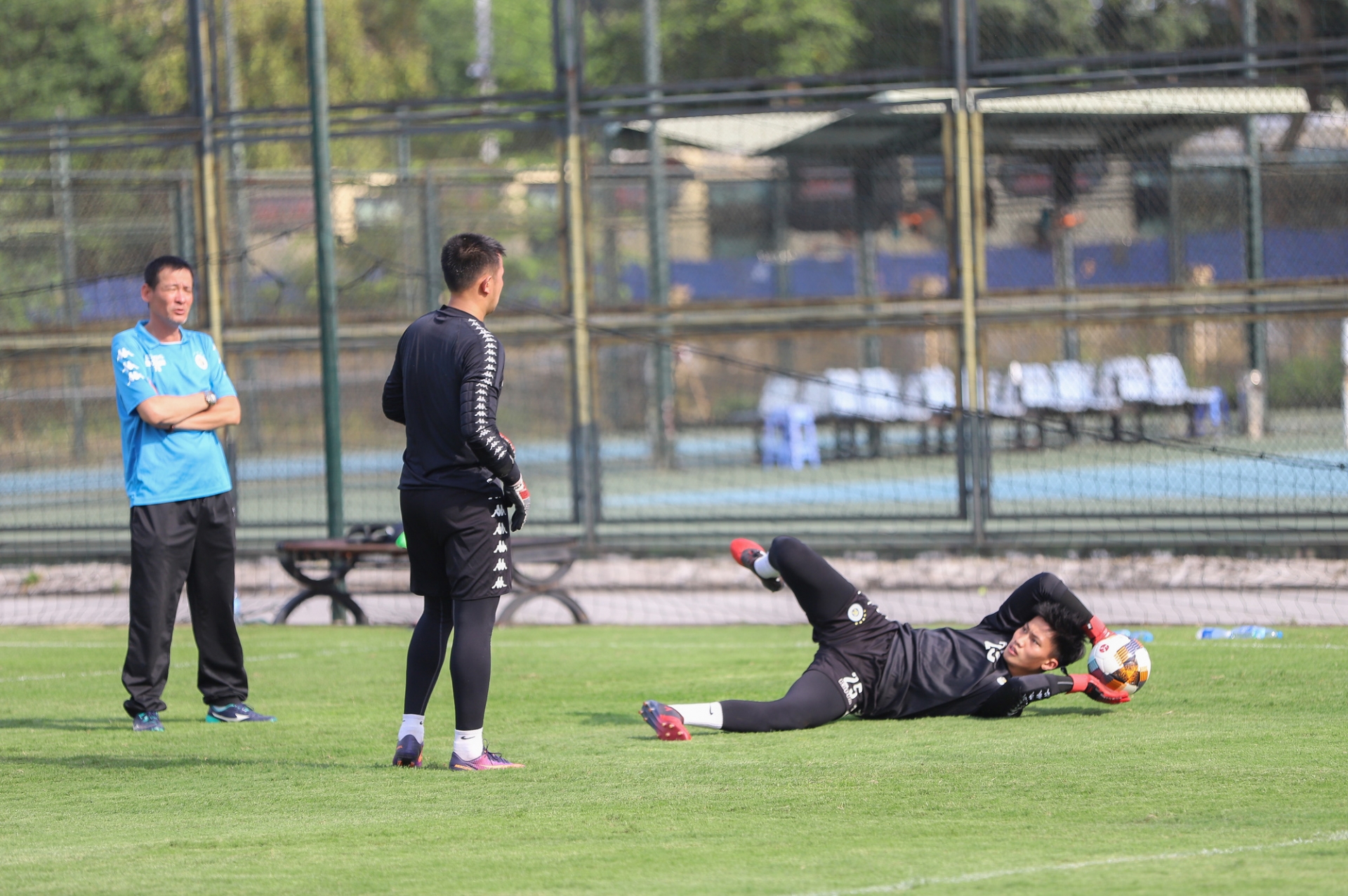 Cả 4 thủ môn của Hà Nội đều dương tính với Covid 19