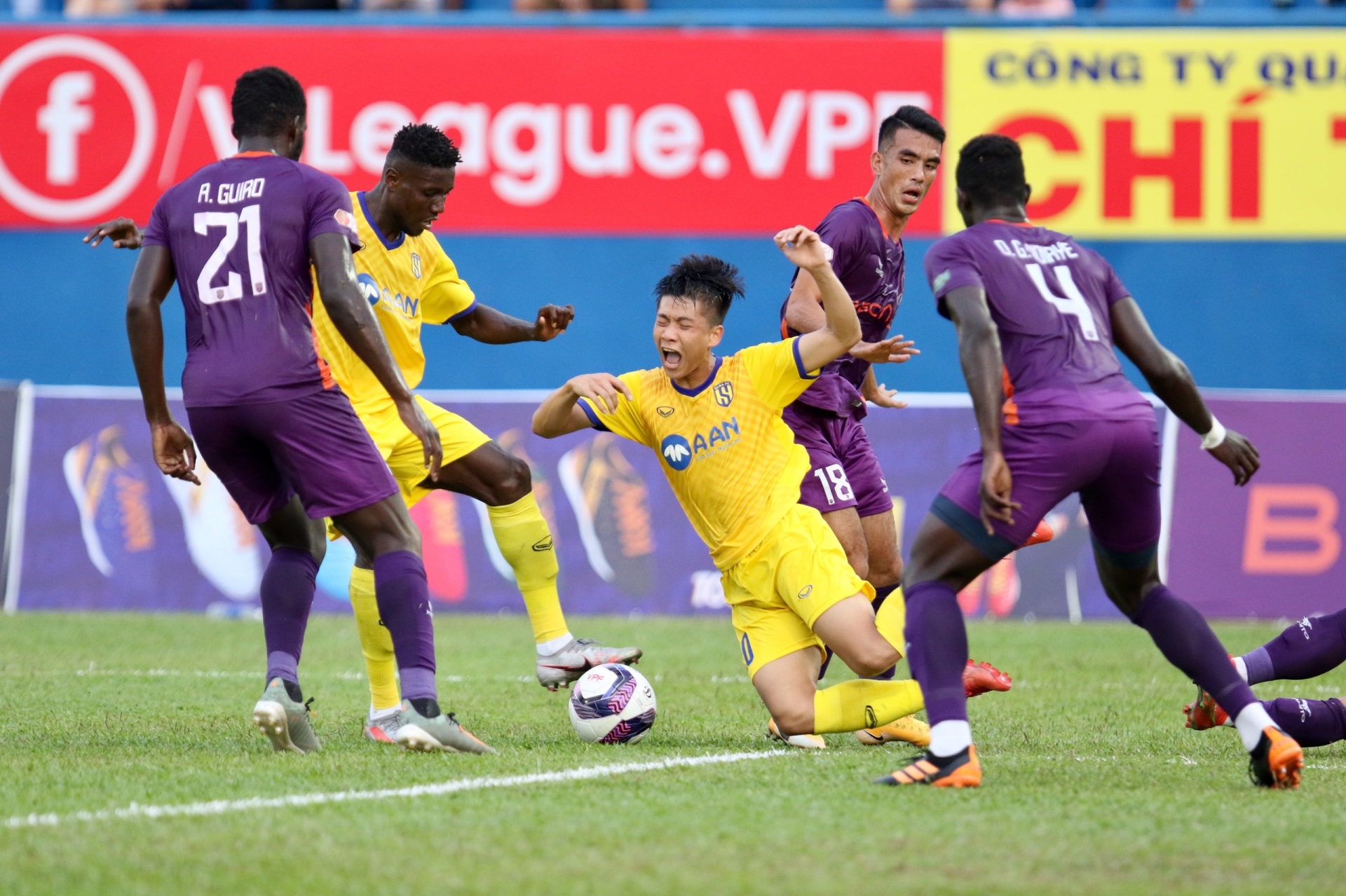 Các cầu thủ SLNA đã phạm lỗi tới hơn 23 lần ở màn đọ sức với Bình Dương