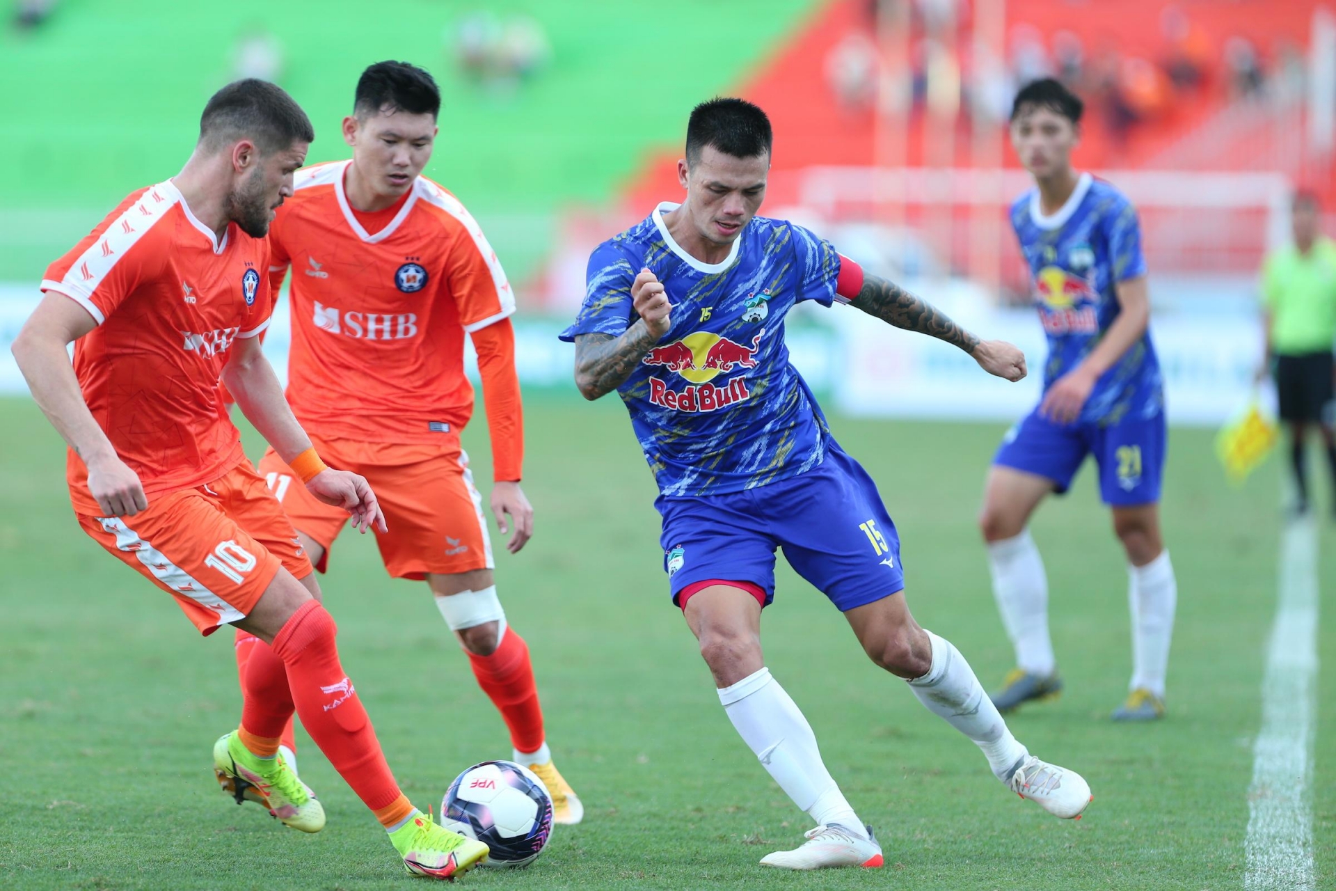 Hữu Tuấn (áo xanh) không hợp với chiến thuật của thầy Park. (Nguồn: Ngọc Linh)