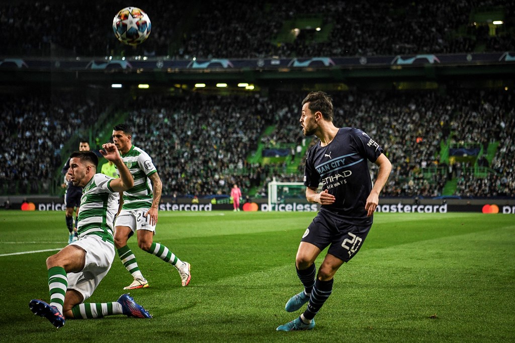 Sporting Lisbon (áo sọc) tiếp tục nhận trái đắng trước Man City. (Ảnh: Oxbet)