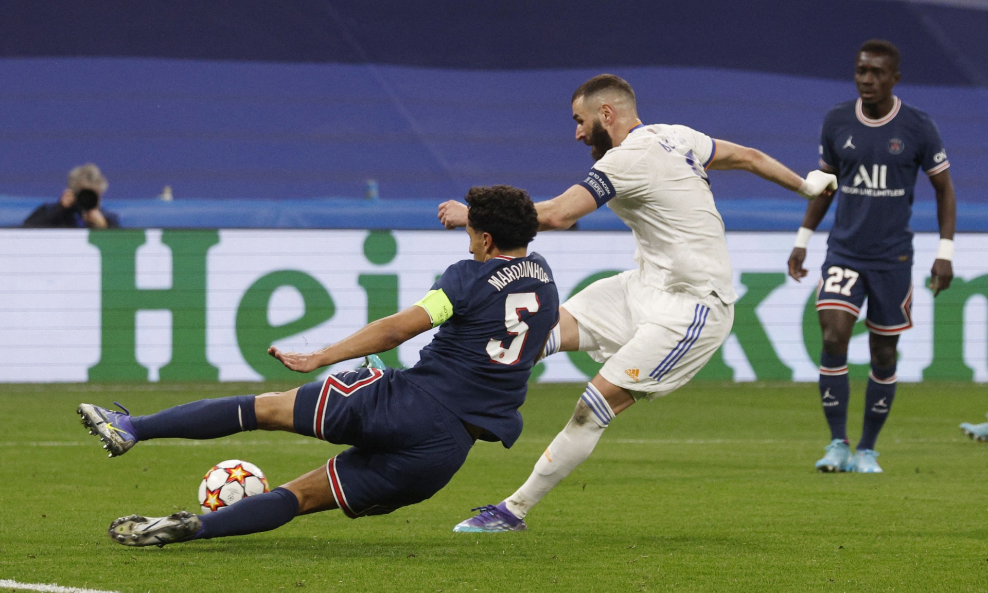 Benzema lập hatrick giúp đội nhà đánh bại PSG. Ảnh: Sopitas