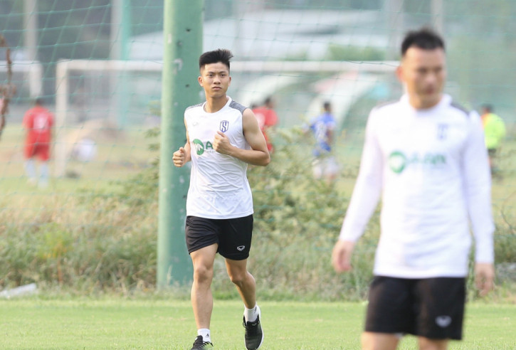 Văn Đức tập riêng, ‘bỏ ngỏ’ khả năng ra sân trận gặp Sài Gòn FC 3