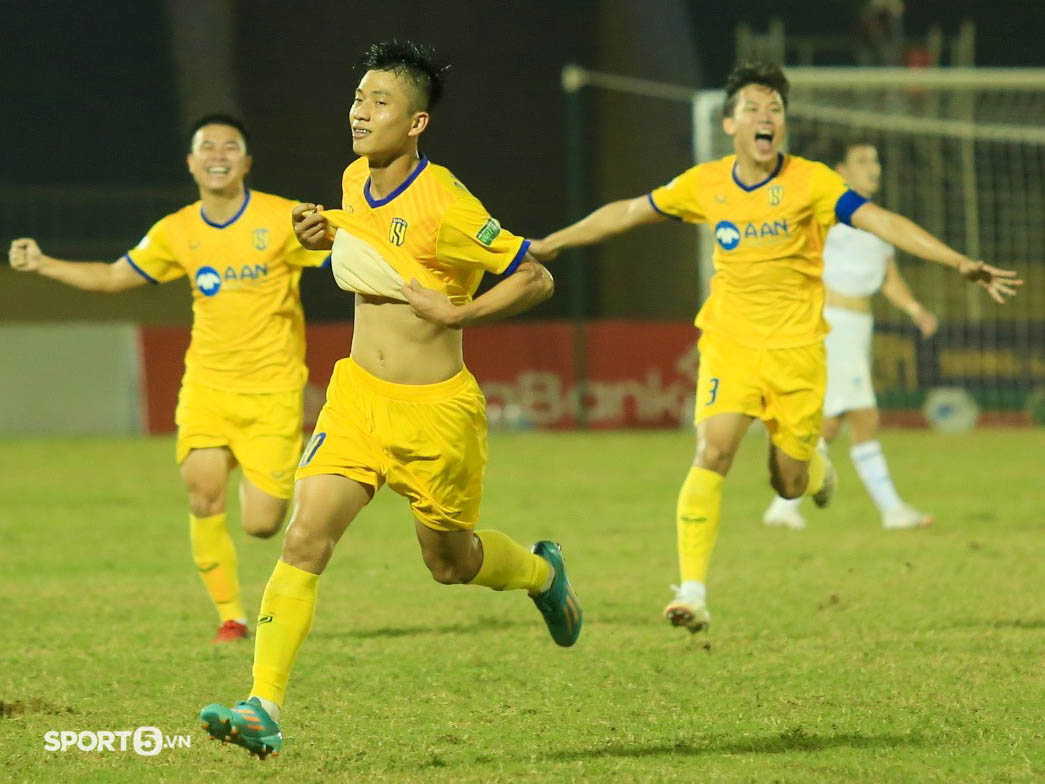 Văn Đức tập riêng, ‘bỏ ngỏ’ khả năng ra sân trận gặp Sài Gòn FC 2 Văn Đức tập riêng, ‘bỏ ngỏ’ khả năng ra sân trận gặp Sài Gòn FC 2
