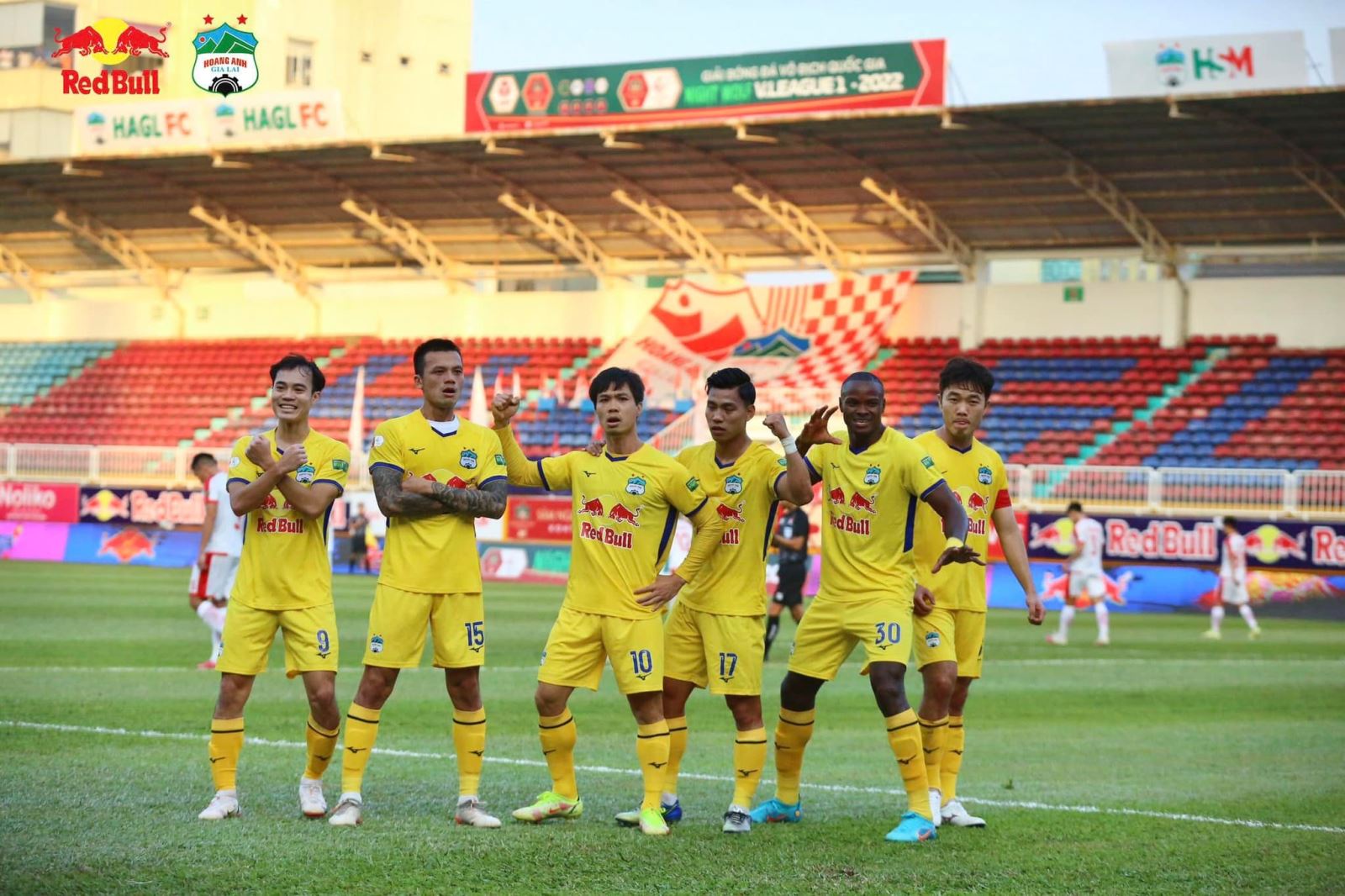 HAGL sớm vươn lên dẫn trước sau siêu phẩm của Công Phượng. Ảnh: CLB HAGL