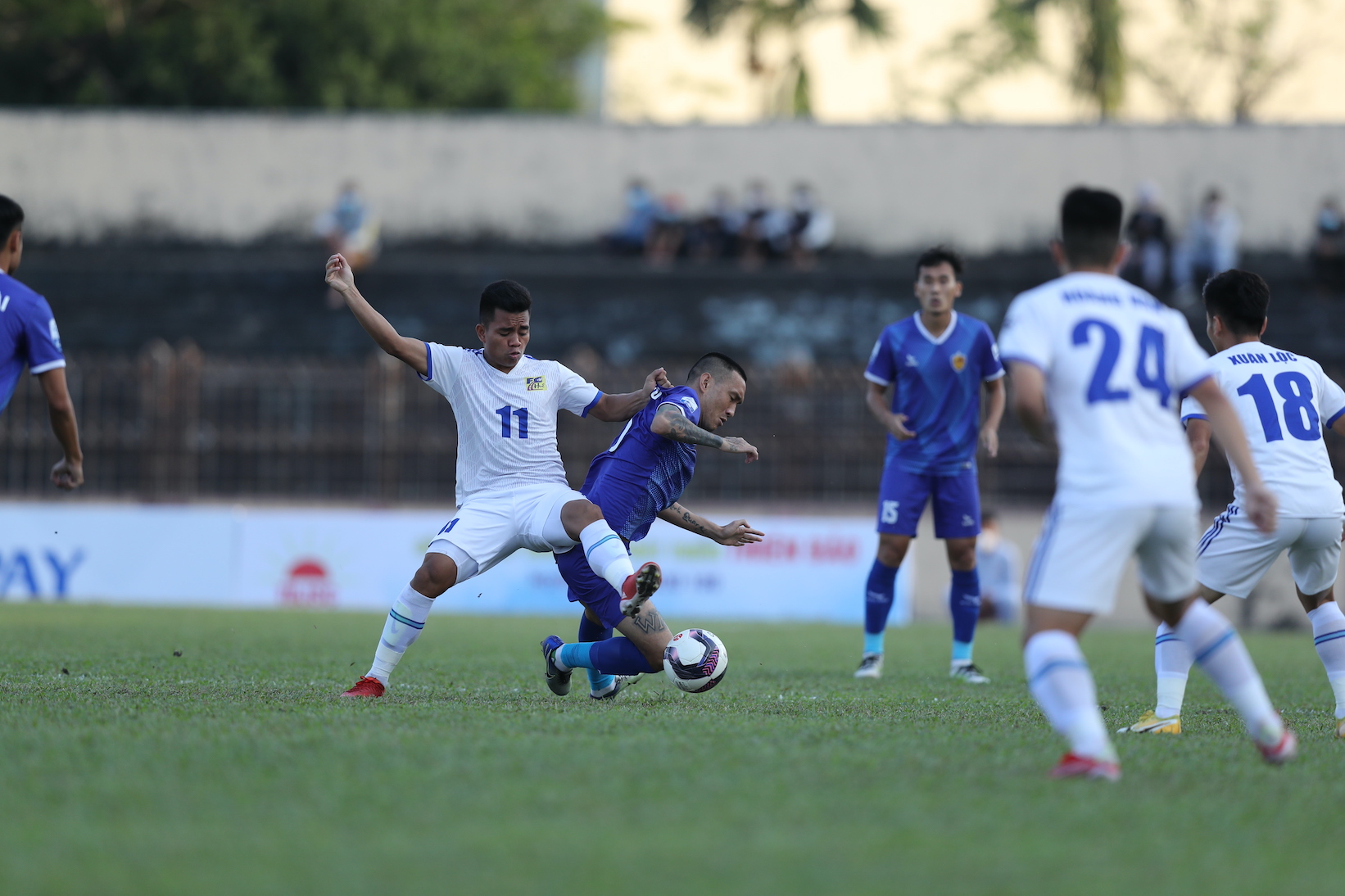 Thanh Minh dính chấn thương khi thi đấu cho CLB Huế. Ảnh: Đ.Nghi