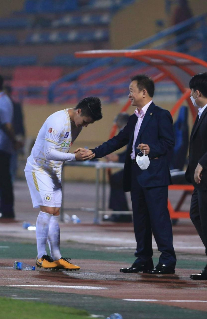 Quang Hải bày tỏ sự biết ơn với bầu Hiển. Ảnh: Internet