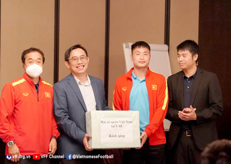 Đại sứ quán Việt Nam tại UAE tặng quà động viên tinh thần U23 Việt Nam. Ảnh: VFF Đại sứ quán Việt Nam tại UAE tặng quà động viên tinh thần U23 Việt Nam. Ảnh: VFF