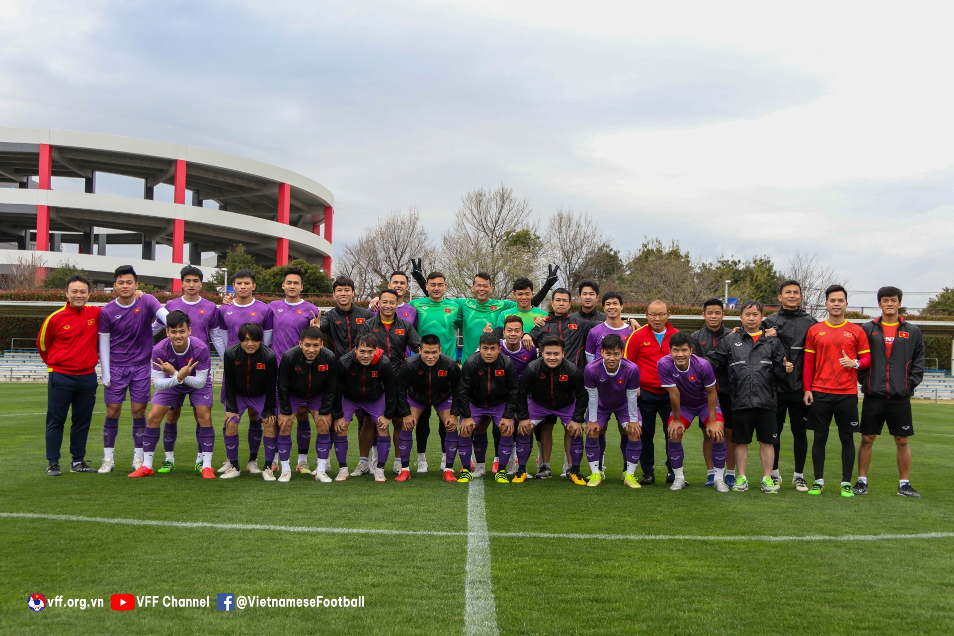 ĐT Việt Nam cùng BHL chụp ảnh kỷ niệm tại sân tập Saitama. Ảnh: VFF