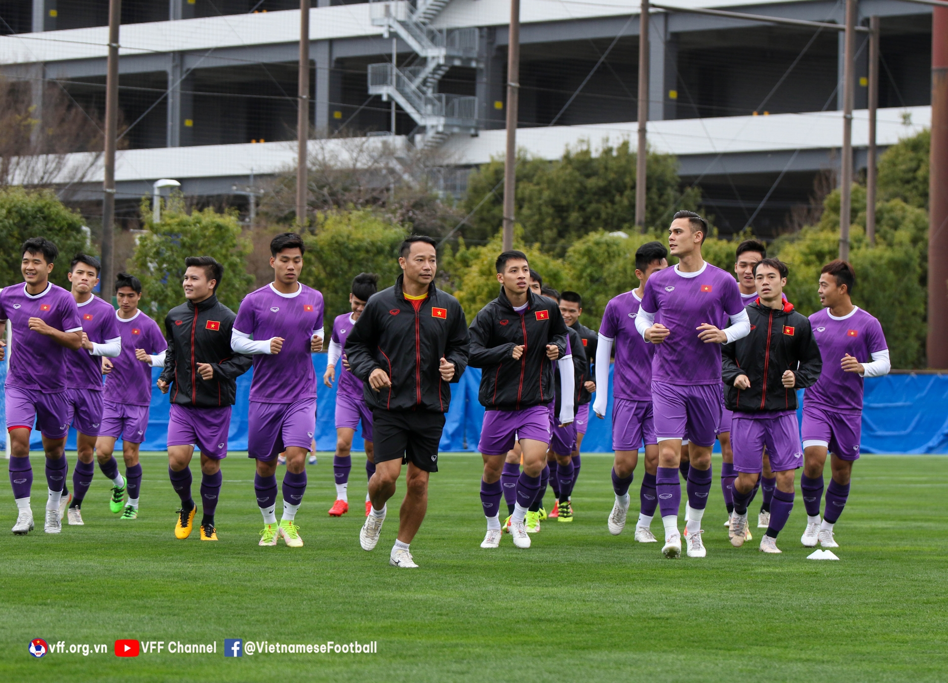 Hùng Dũng cùng các đồng đội quyết giành điểm trước Nhật Bản. Ảnh:VFF