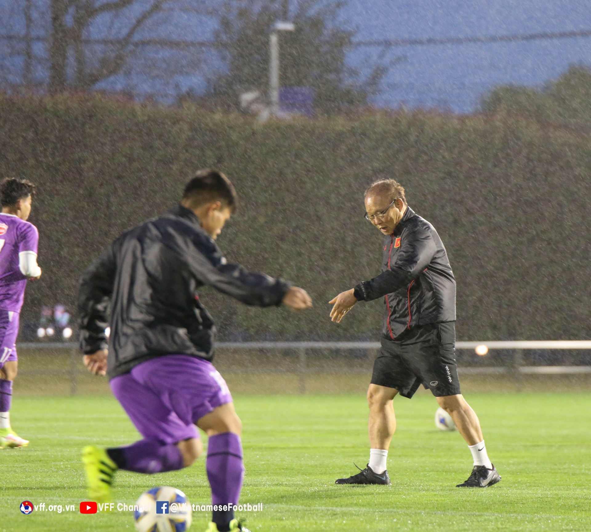 Thầy trò HLV Park Hang- seo đối mặt với thời tiết xấu tại Nhật Bản. Ảnh: VFF