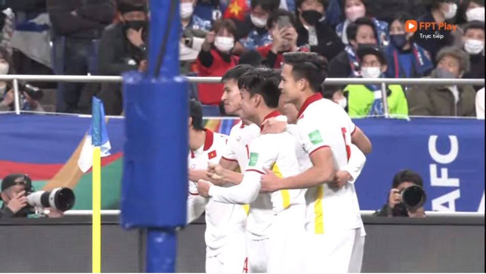 Trực tiếp Nhật Bản 0-1 Việt Nam: Trung vệ Thanh Bình đánh đầu ghi bàn Trực tiếp Nhật Bản 0-1 Việt Nam: Trung vệ Thanh Bình đánh đầu ghi bàn