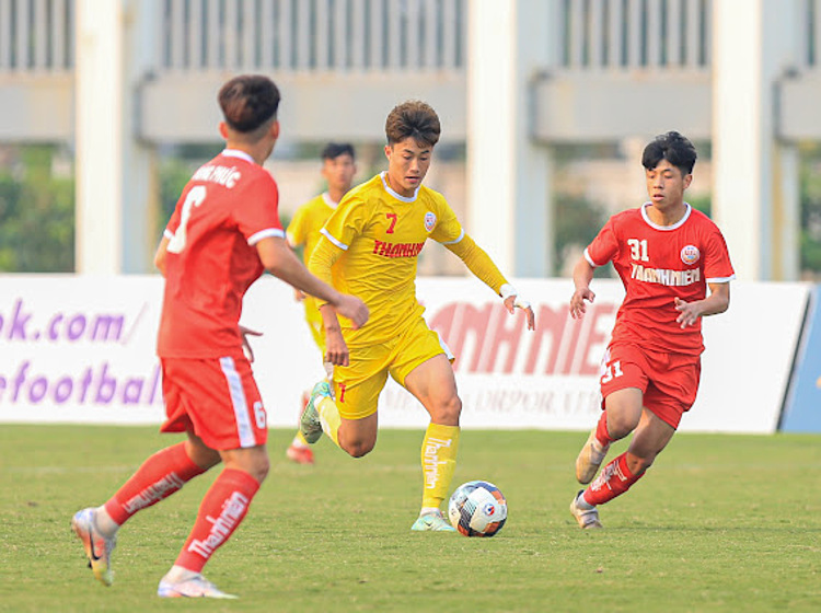 Tiền đạo Văn Trường (vàng) lập siêu phẩm từ khoảng cách 60m. Ảnh: Internet