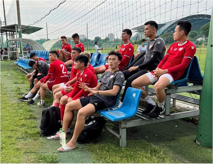 Bùi Tiến Dũng cùng nhóm cầu thủ ngồi ngoài không tập luyện. Ảnh: Internet