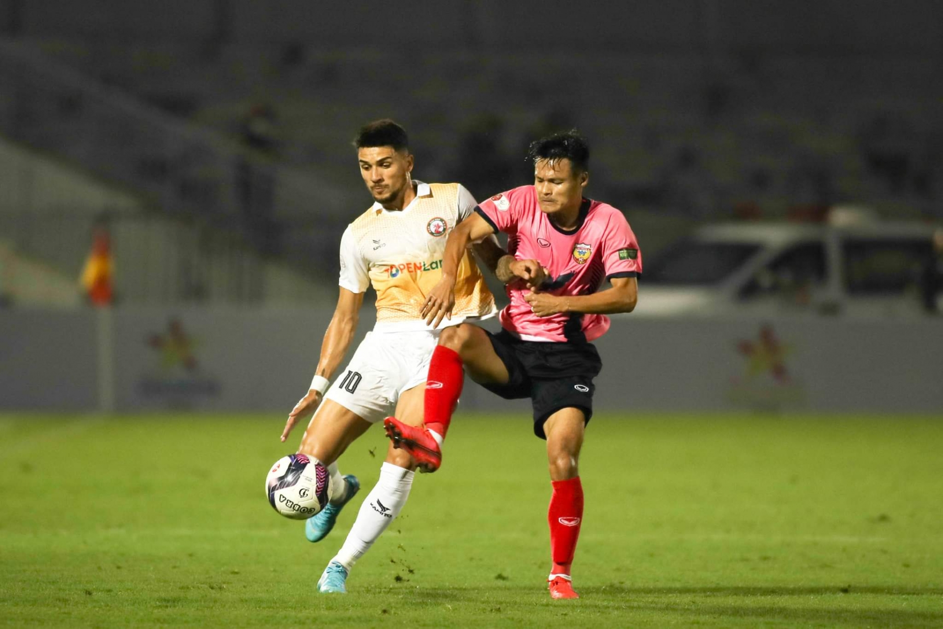 Bình Định (trắng) khó có thể vượt qua được Hải Phòng. Ảnh: Internet