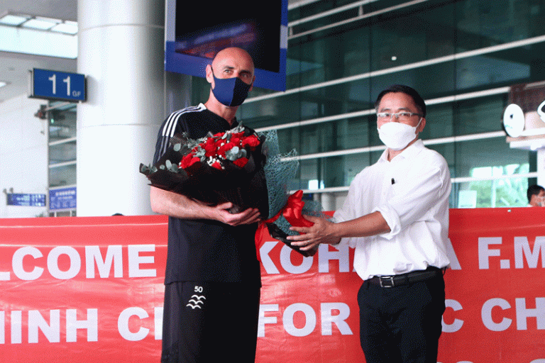 Ban tổ chức bảng H-AFC Champions League ra sân bay đón CLB Yokohama. Ảnh: Internet Ban tổ chức bảng H-AFC Champions League ra sân bay đón CLB Yokohama. Ảnh: Internet