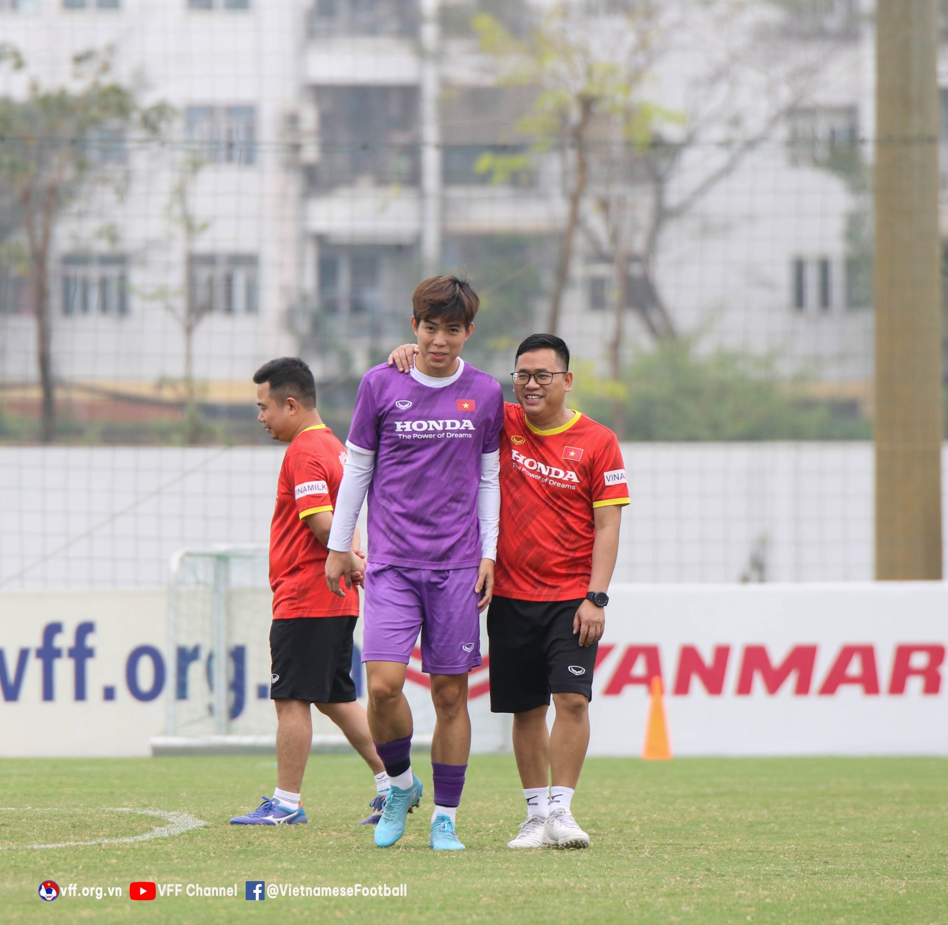 Quang Thịnh vẫn chưa thể trở lại tập luyện. Ảnh: VFF