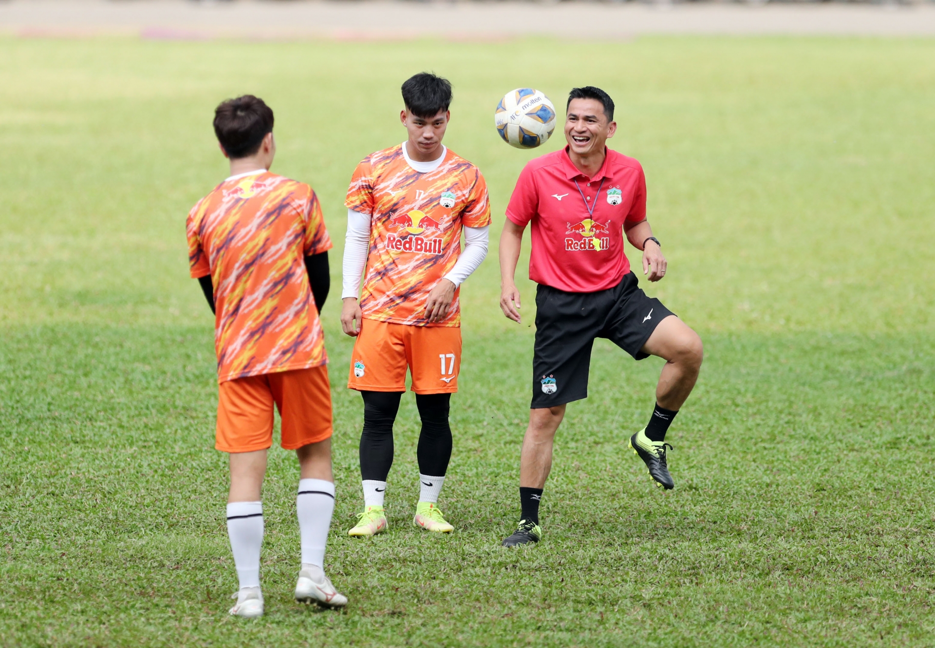 HLV Kiatisak cùng các học trò quyết tâm vượt qua vòng bảng AFC Champions League. Ảnh: VFF