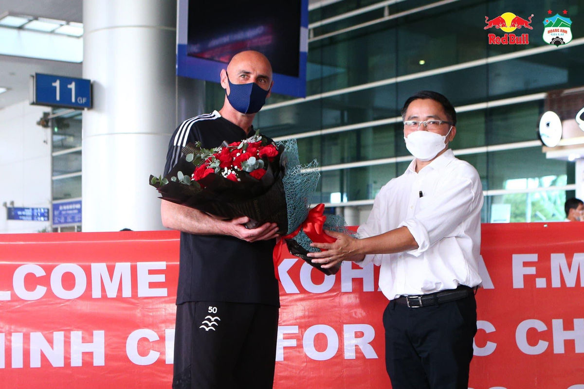 HLV Kevin Muscat (đen) tỏ ra rất thân trọng trước màn đọ sức với HAGL. Ảnh: CLB HAGL