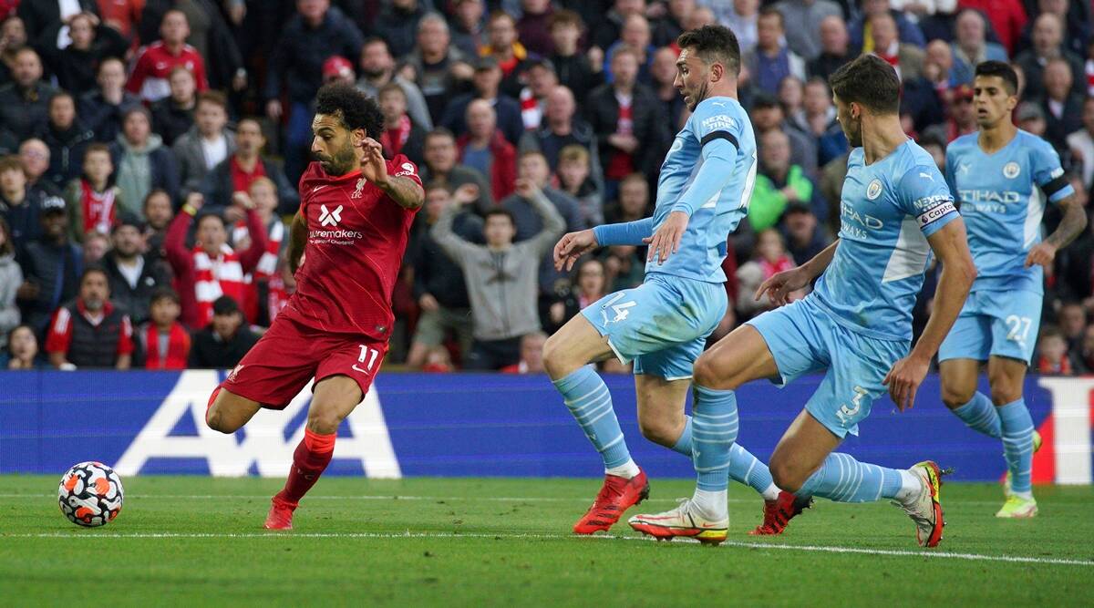 Man City (xanh) đang cạnh tranh quyết liệt với Liverpool trên mọi đấu trường. Ảnh: Internet