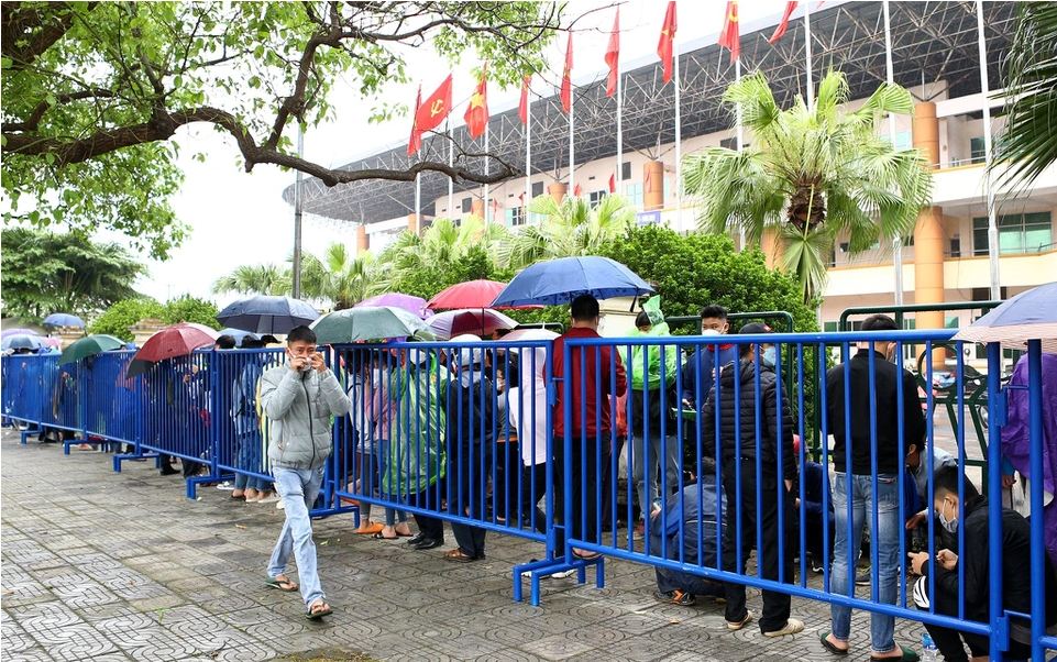 CĐV đội mưa mua vé xem trận U23 Việt Nam vs U20 Hàn Quốc. Ảnh: Internet
