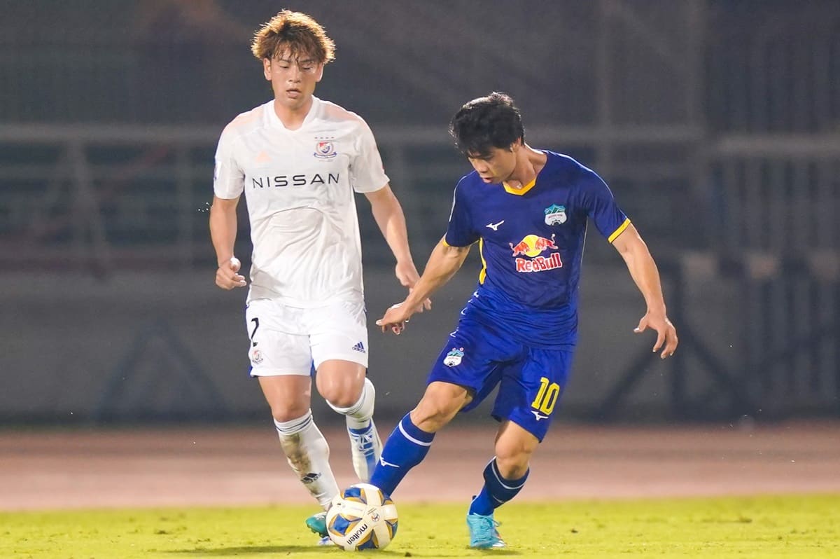 Công Phượng thi đấu năng nổ ở trận gặp Yokohama. Ảnh: Internet