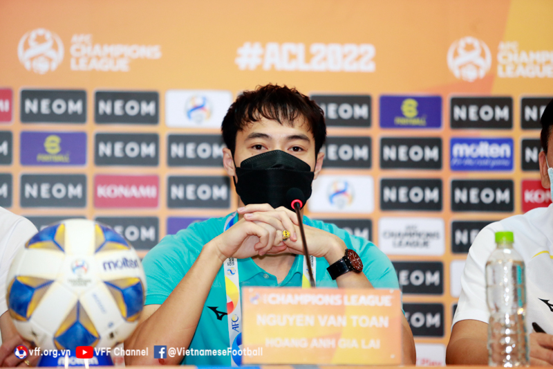 Văn Toàn chưa quyết định về tương lai của bàn thân. Ảnh: VFF