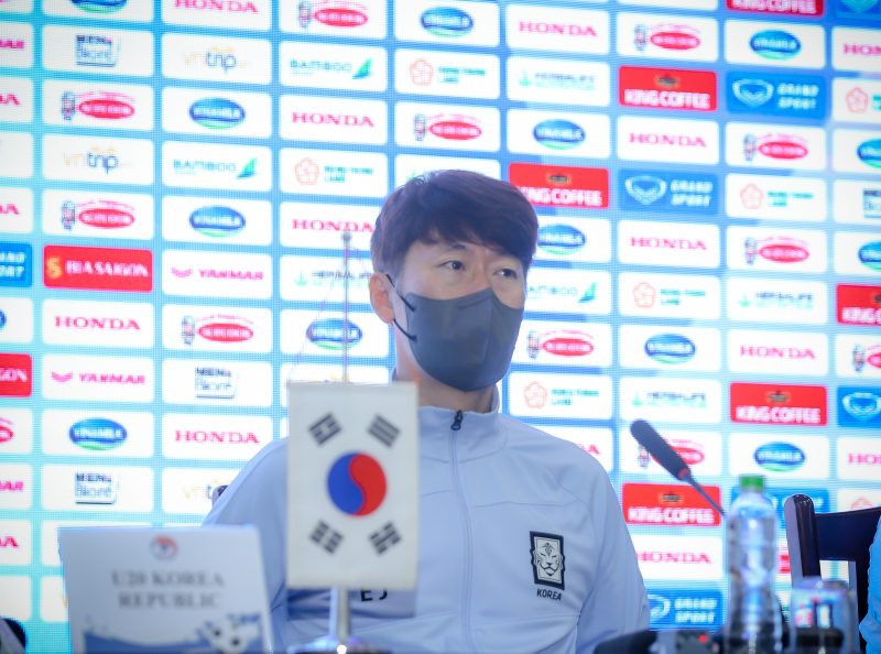 HLV Kim Eun Jung tỏ ra ấn tượng với trung vệ Nguyễn Thanh Bình. Ảnh: VFF HLV Kim Eun Jung tỏ ra ấn tượng với trung vệ Nguyễn Thanh Bình. Ảnh: VFF