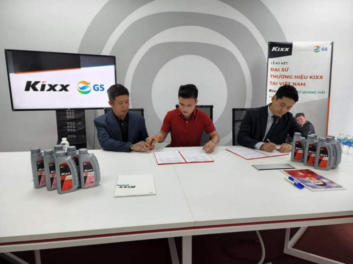 Quang Hải ở buổi ký kết hợp đồng quảng cáo. Ảnh: Internet