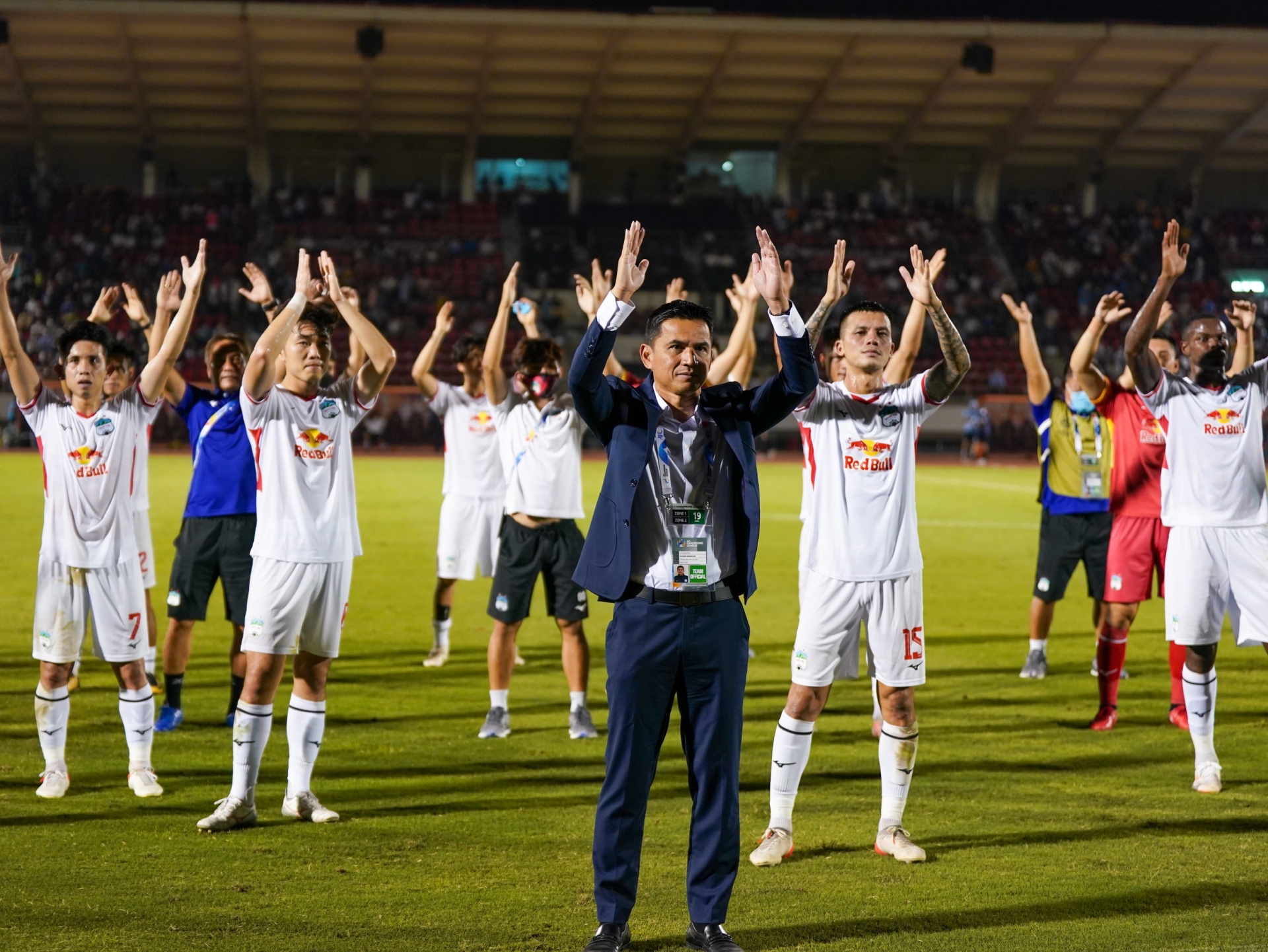 HLV Kiatisak cùng các học trò giúp bóng đá Việt Nam thăng tiến. Ảnh: Internet