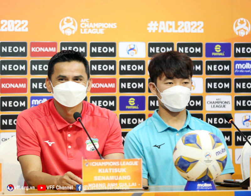 HLV Kiatisak cùng tiền vệ Xuân Trường ở buổi họp báo. Ảnh: Internet