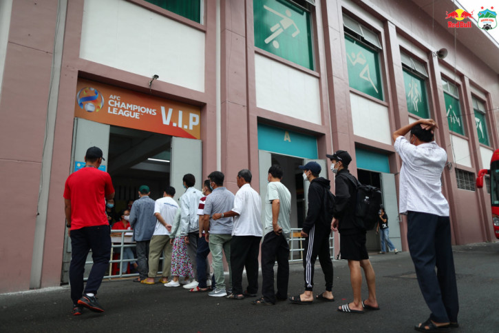 Khán giả đến sân từ rất sớm để nhận vé từ BTC. Ảnh: CLB HAGL