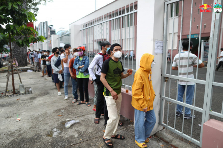 Công tác phát vé diễn ra thuận lợi. Ảnh: CLB HAGL