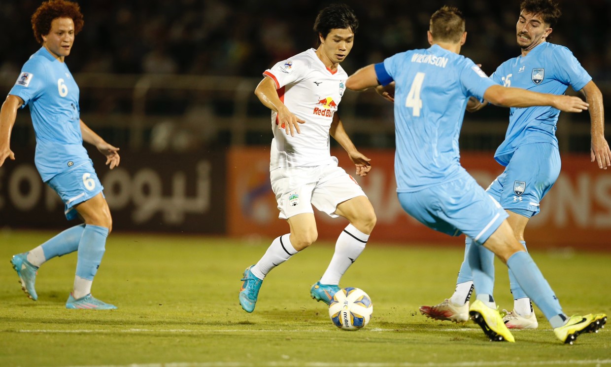 Công Phượng sẽ gây ra nhiều khó khăn cho hàng thủ Sydney. Ảnh: Internet