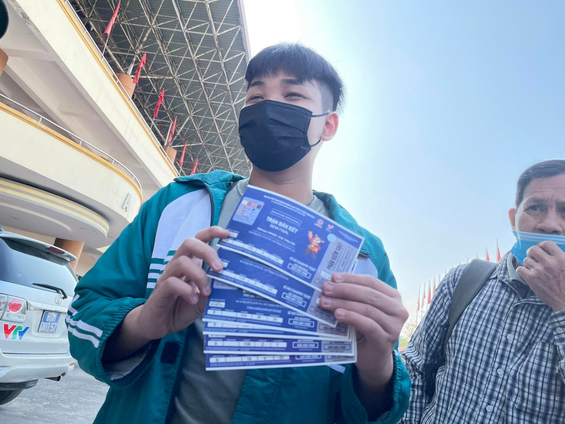 Niềm vui của một khán giả khi mua được vé. Ảnh: Internet