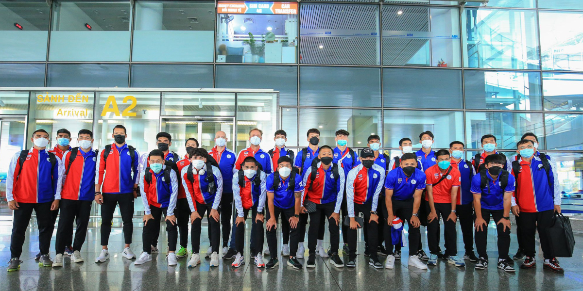 U23 Thái Lan đặt chân đến sân bay Nội Bài sáng 4/5. Ảnh: Internet