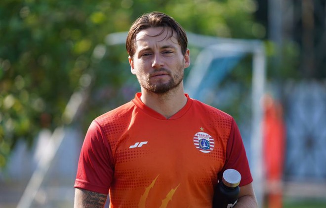 Marc Klok mong muốn U23 Indonesia được tập luyện ở sân tốt hơn. Ảnh: Internet Marc Klok mong muốn U23 Indonesia được tập luyện ở sân tốt hơn. Ảnh: Internet