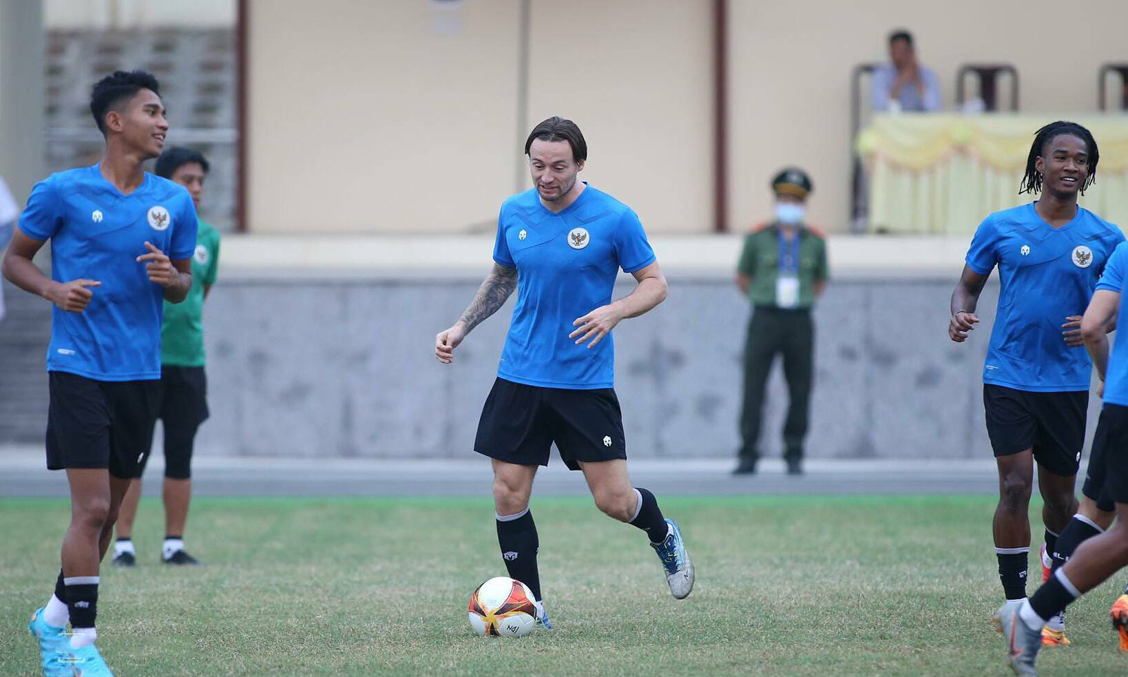 Marc Klok tích cực tập luyện hướng đến màn so tài với U23 Việt Nam. Ảnh: Internet