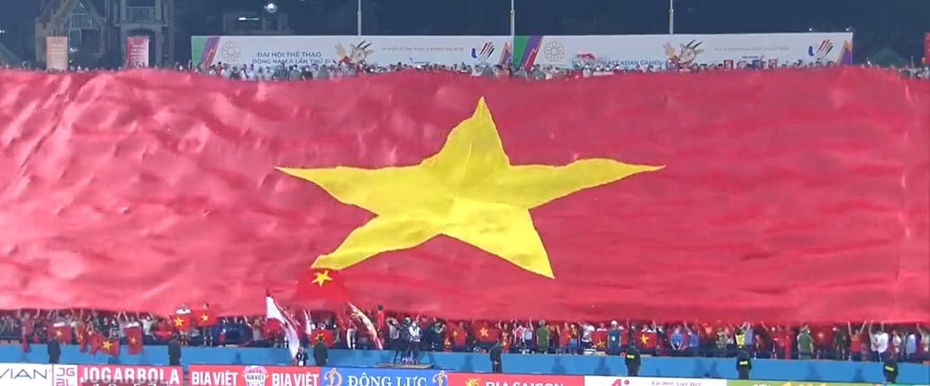 Hai đội bắt đầu làm lễ chào cờ. Ảnh: Internet