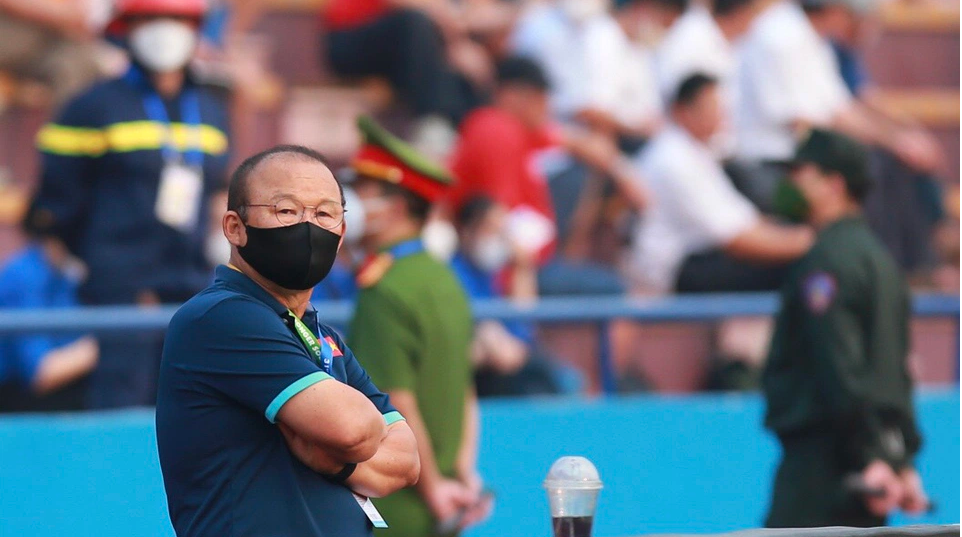 HLV Park Hang-seo đến sân Việt Trì từ sớm. Ảnh: Internet