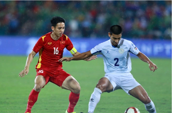 Mặt sân trơn ở Việt Trì đang phần nào gây khó khăn cho U23 Việt Nam Mặt sân trơn ở Việt Trì đang phần nào gây khó khăn cho U23 Việt Nam