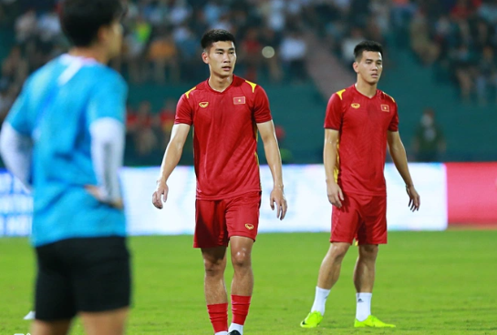 Cầu thủ 2 đội khởi động trước giờ bóng lăn Cầu thủ 2 đội khởi động trước giờ bóng lăn