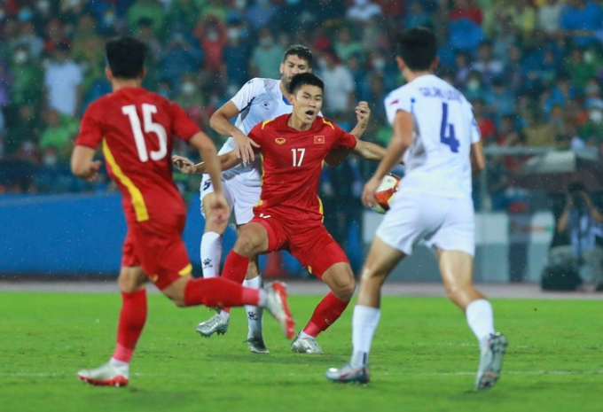 U23 Philippines chơi rất quyết liệt ngay từ khu vực giữa sân U23 Philippines chơi rất quyết liệt ngay từ khu vực giữa sân