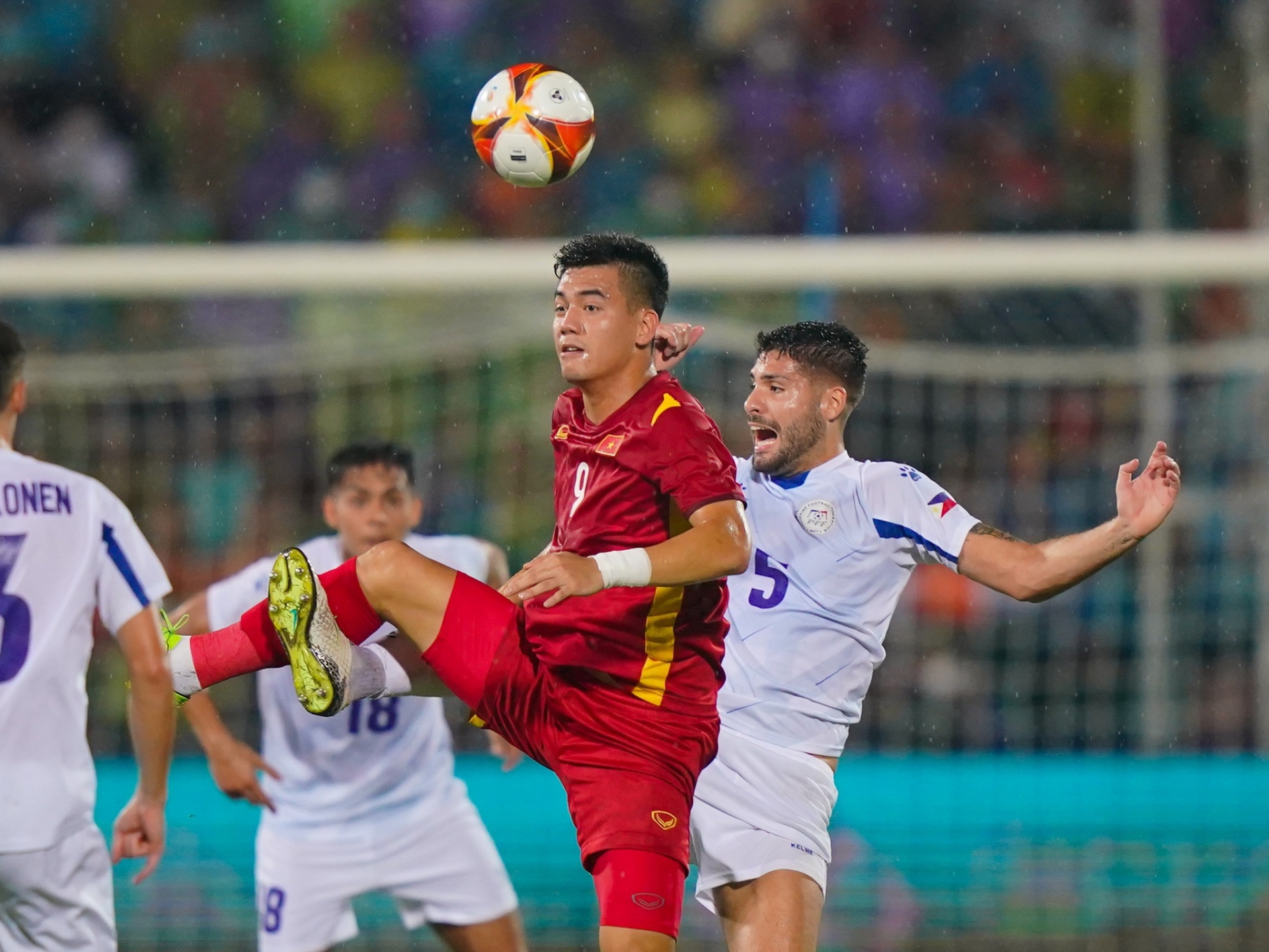 Tiến Linh bị các hậu vệ Philippines đeo bám rất chặt. Ảnh: Internet